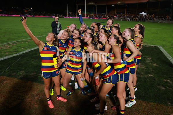 AFLW 2024 Round 06 - Adelaide v St Kilda - A-55085247