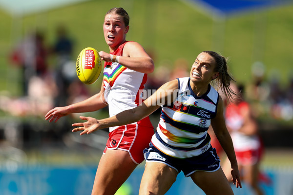 AFLW 2024 Round 06 - Sydney v Geelong - A-55134122