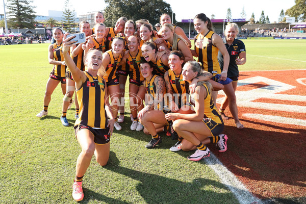 AFLW 2024 Round 06 - Fremantle v Hawthorn - A-55144986