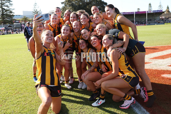 AFLW 2024 Round 06 - Fremantle v Hawthorn - A-55146055