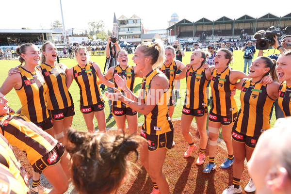 AFLW 2024 Round 06 - Fremantle v Hawthorn - A-55147616