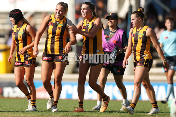 AFLW 2024 Round 06 - Fremantle v Hawthorn - A-55147628