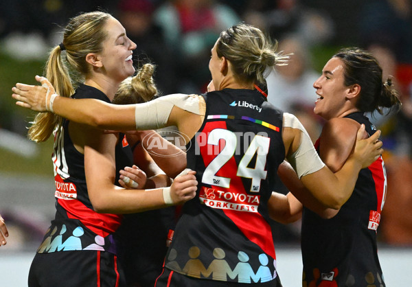 AFLW 2024 Round 07 - Western Bulldogs v Essendon - A-55227858