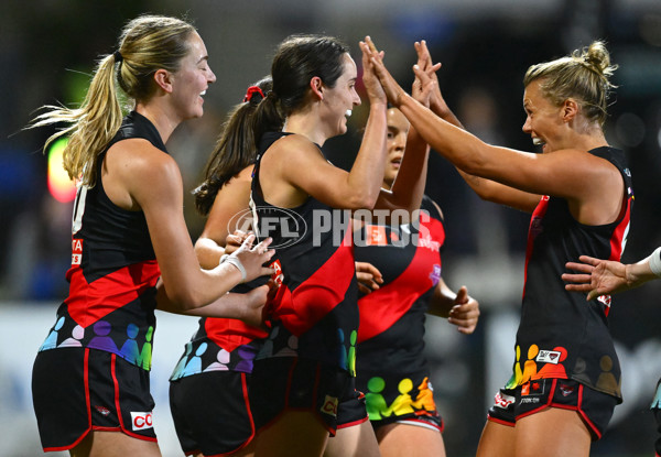 AFLW 2024 Round 07 - Western Bulldogs v Essendon - A-55227885