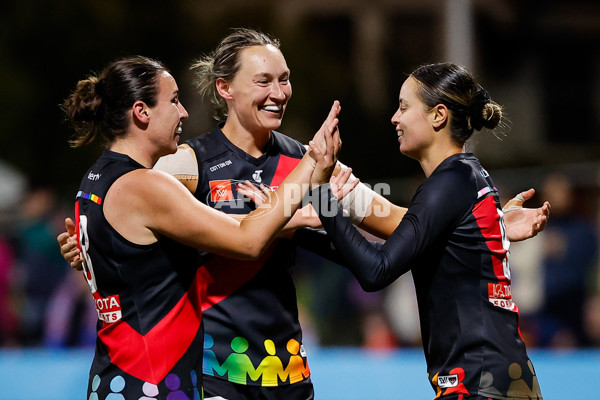 AFLW 2024 Round 07 - Western Bulldogs v Essendon - A-55229239