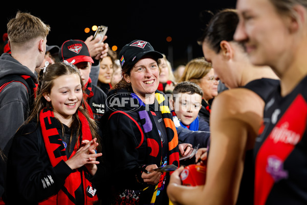 AFLW 2024 Round 07 - Western Bulldogs v Essendon - A-55229313