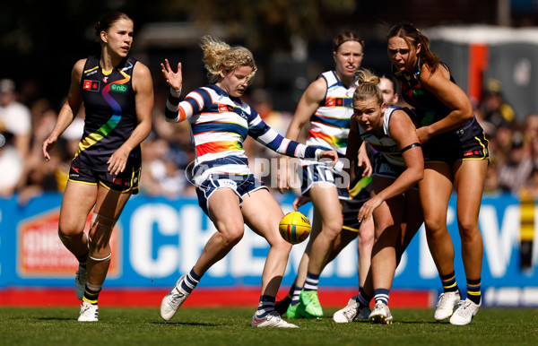AFLW 2024 Round 07 - Richmond v Geelong - A-55245185