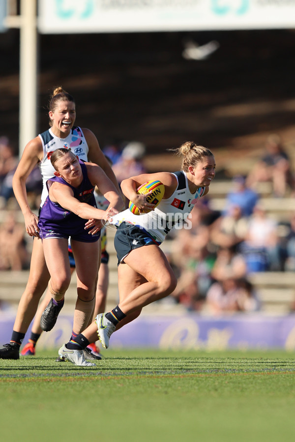 AFLW 2024 Round 07 - Fremantle v Carlton - A-55256792