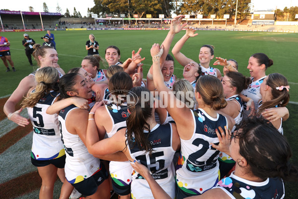 AFLW 2024 Round 07 - Fremantle v Carlton - A-55259709