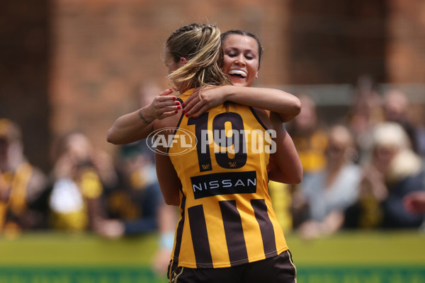 AFLW 2024 Round 08 - Hawthorn v GWS - A-55339670