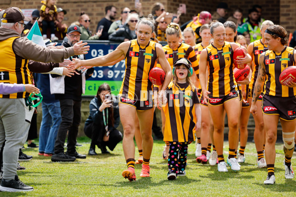 AFLW 2024 Round 08 - Hawthorn v GWS - A-55339672