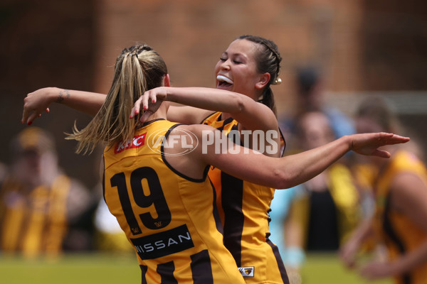 AFLW 2024 Round 08 - Hawthorn v GWS - A-55339809