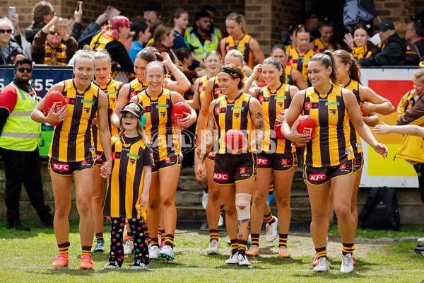 AFLW 2024 Round 08 - Hawthorn v GWS - A-55339810