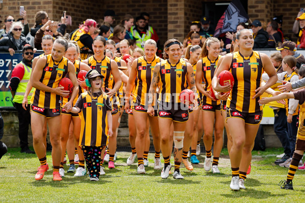 AFLW 2024 Round 08 - Hawthorn v GWS - A-55339812