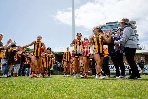 AFLW 2024 Round 08 - Hawthorn v GWS - A-55339813