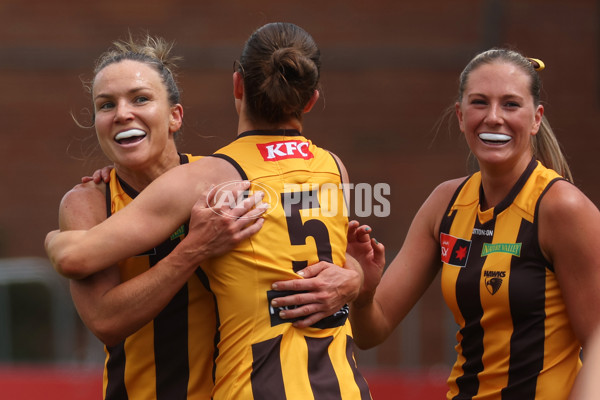 AFLW 2024 Round 08 - Hawthorn v GWS - A-55342031