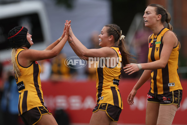 AFLW 2024 Round 08 - Hawthorn v GWS - A-55343139