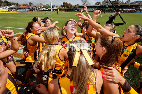 AFLW 2024 Round 08 - Hawthorn v GWS - A-55344414