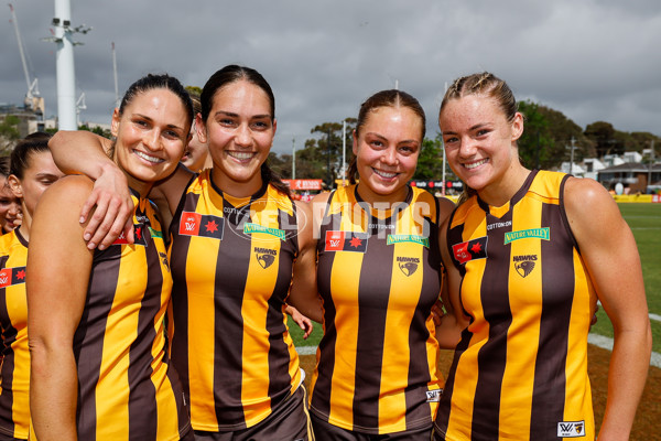 AFLW 2024 Round 08 - Hawthorn v GWS - A-55344417