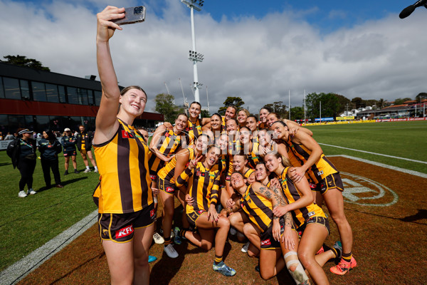 AFLW 2024 Round 08 - Hawthorn v GWS - A-55344420