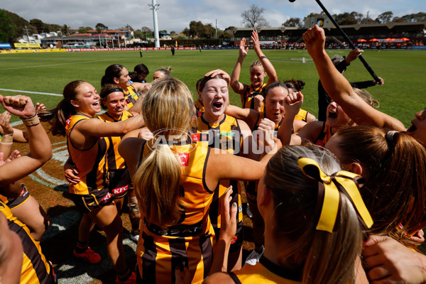 AFLW 2024 Round 08 - Hawthorn v GWS - A-55345588