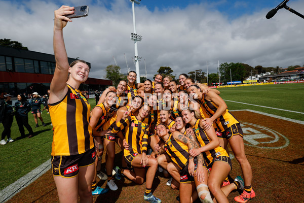 AFLW 2024 Round 08 - Hawthorn v GWS - A-55345590