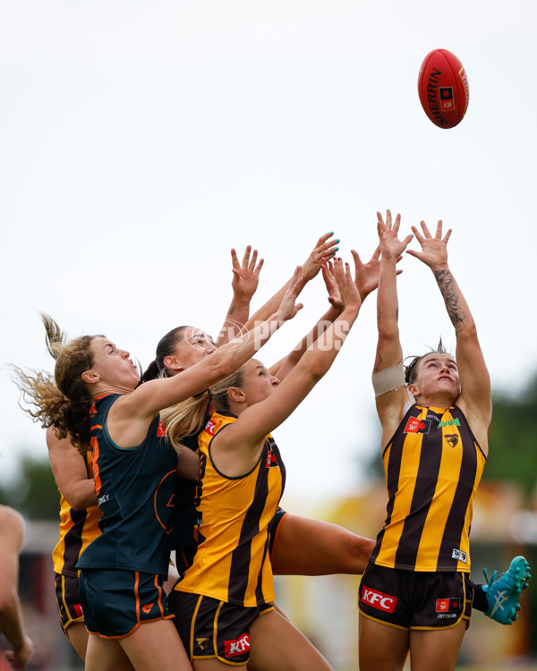 AFLW 2024 Round 08 - Hawthorn v GWS - A-55347011