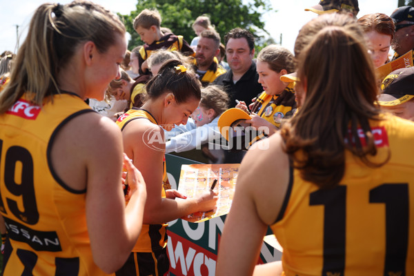 AFLW 2024 Round 08 - Hawthorn v GWS - A-55348867