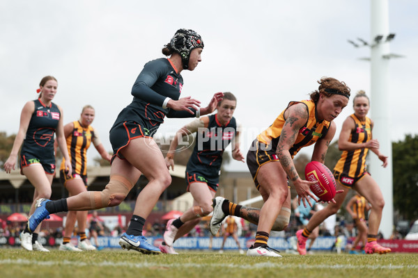 AFLW 2024 Round 08 - Hawthorn v GWS - A-55369012