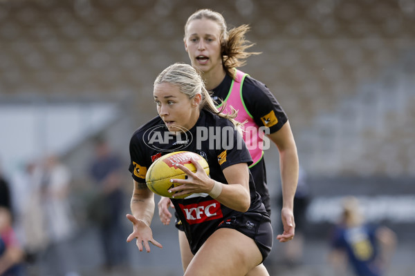 AFLW 2024 Round 08 - Collingwood v Adelaide - A-55381782