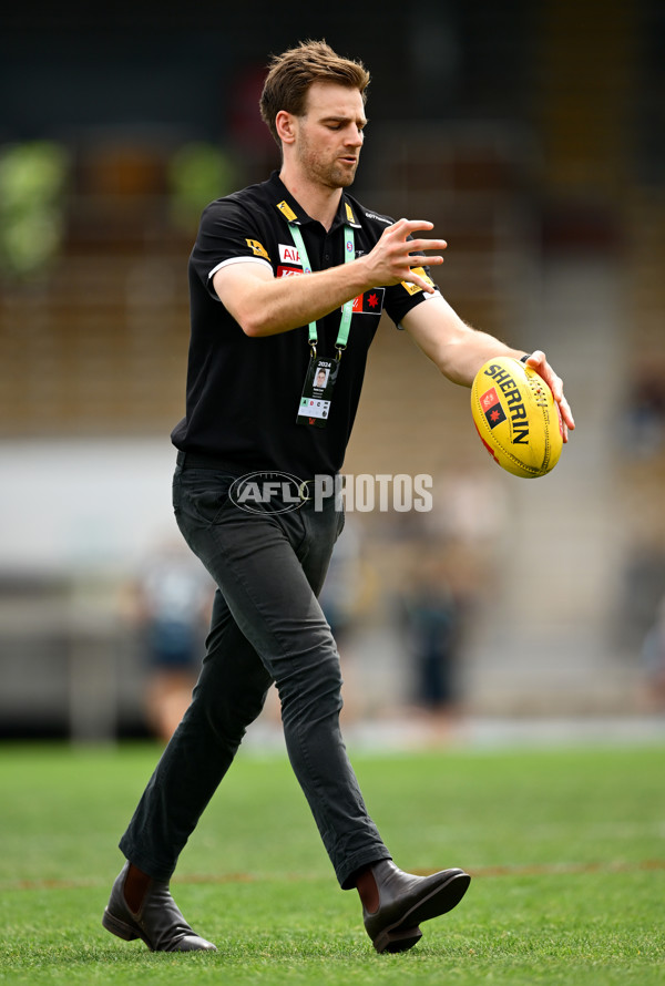 AFLW 2024 Round 09 - Collingwood v Carlton - A-55490835