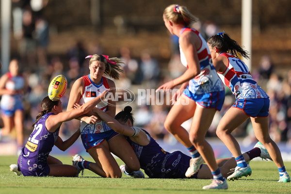 AFLW 2024 Round 10 - Walyalup v Western Bulldogs - A-55599772