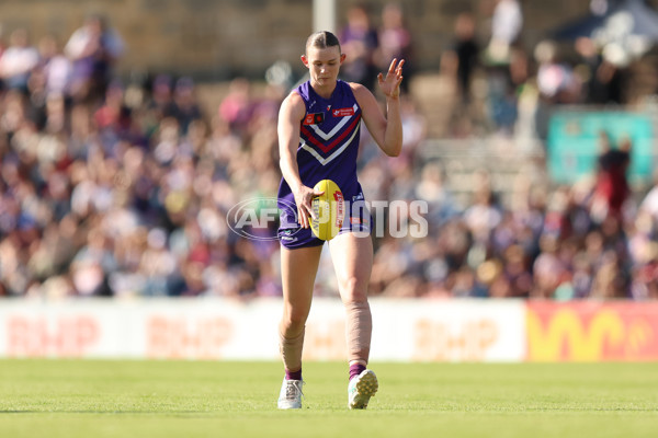 AFLW 2024 First Elimination Final - Fremantle v Essendon - A-55657281