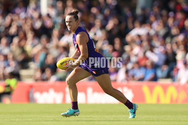 AFLW 2024 First Elimination Final - Fremantle v Essendon - A-55657293