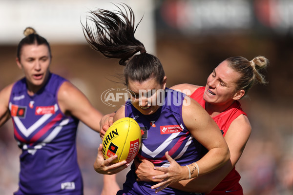 AFLW 2024 First Elimination Final - Fremantle v Essendon - A-55657467