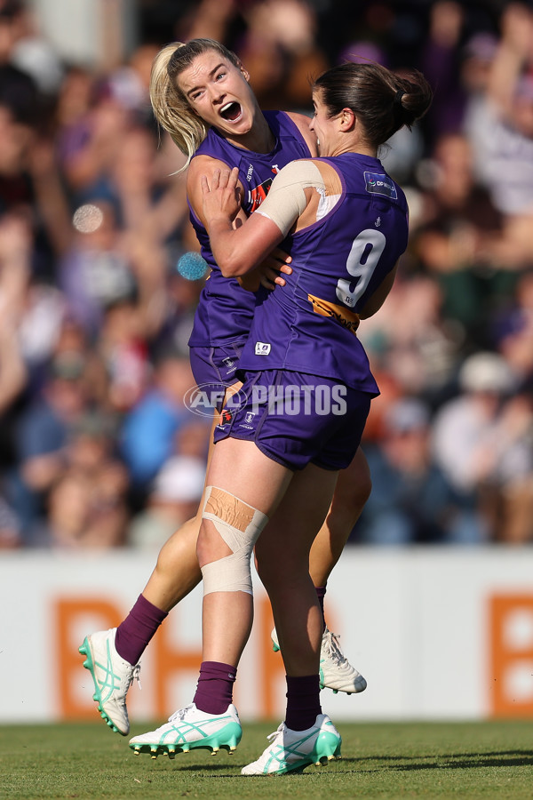 AFLW 2024 First Elimination Final - Fremantle v Essendon - A-55657478