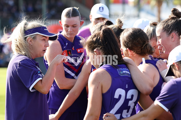 AFLW 2024 First Elimination Final - Fremantle v Essendon - A-55660036