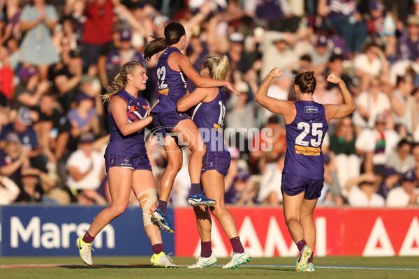 AFLW 2024 First Elimination Final - Fremantle v Essendon - A-55660084