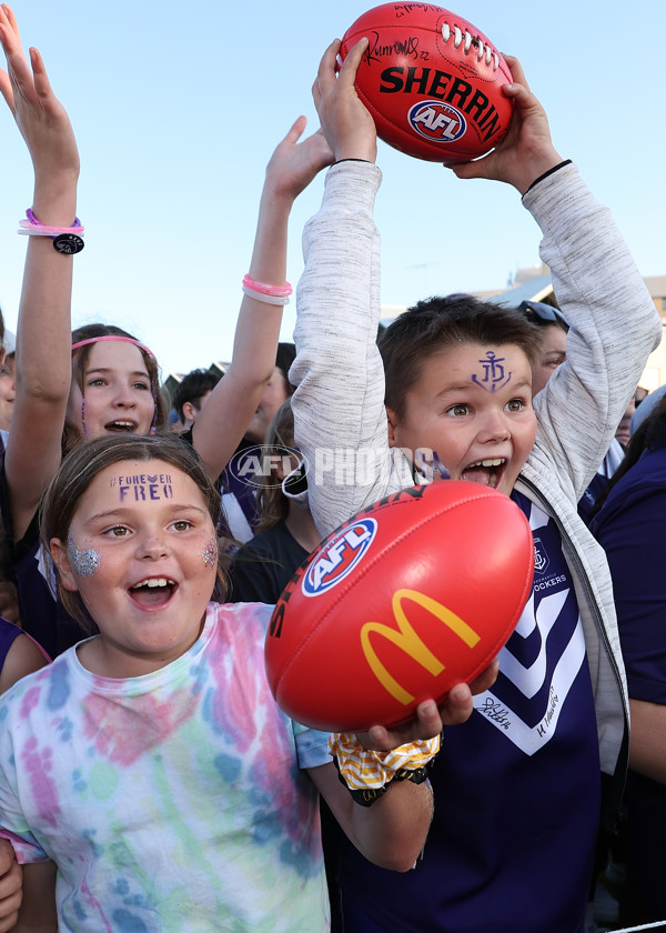 AFLW 2024 First Elimination Final - Fremantle v Essendon - A-55660089