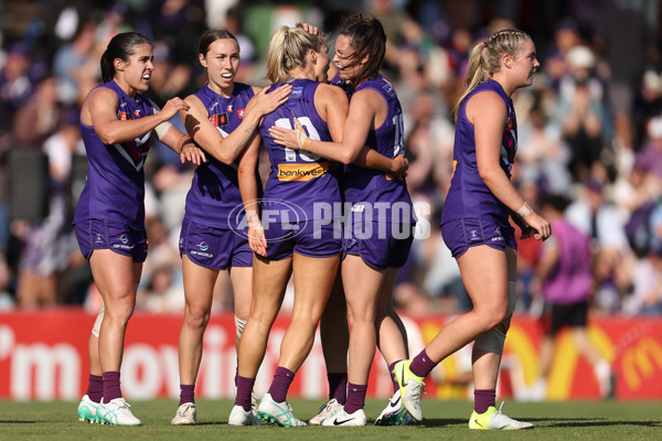 AFLW 2024 First Elimination Final - Fremantle v Essendon - A-55661207