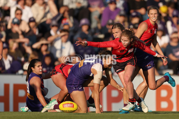 AFLW 2024 First Elimination Final - Fremantle v Essendon - A-55661245