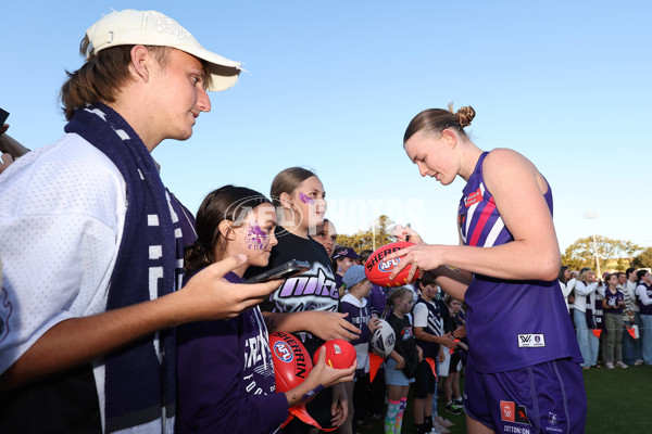 AFLW 2024 First Elimination Final - Fremantle v Essendon - A-55661255