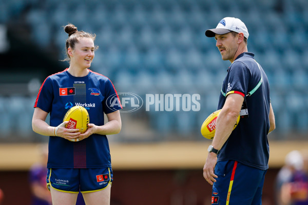 AFLW 2024 First Semi Final - Adelaide v Fremantle - A-55700257