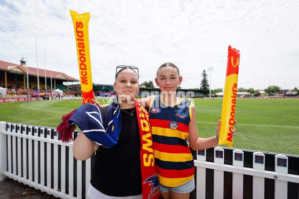 AFLW 2024 First Semi Final - Adelaide v Fremantle - A-55700266