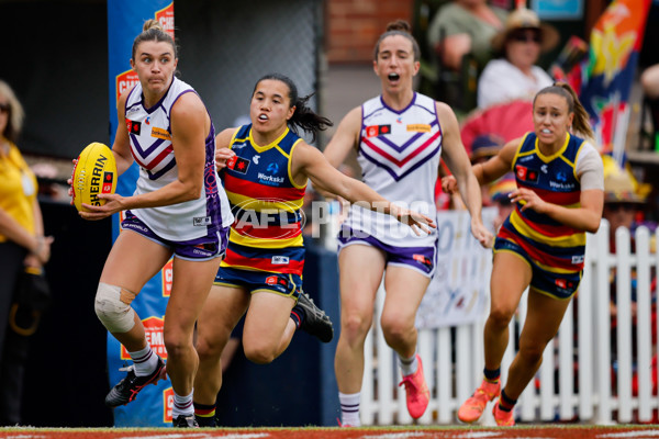 AFLW 2024 First Semi Final - Adelaide v Fremantle - A-55701714