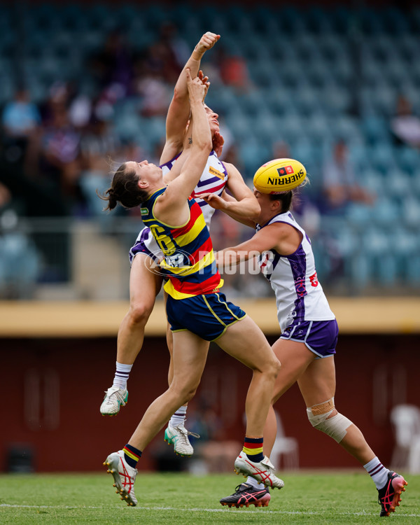 AFLW 2024 First Semi Final - Adelaide v Fremantle - A-55701715