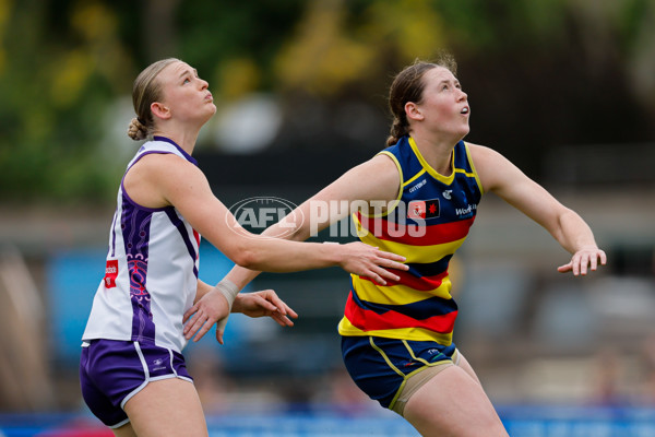 AFLW 2024 First Semi Final - Adelaide v Fremantle - A-55701717