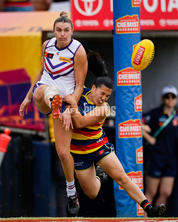 AFLW 2024 First Semi Final - Adelaide v Fremantle - A-55701719