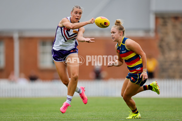 AFLW 2024 First Semi Final - Adelaide v Fremantle - A-55701720