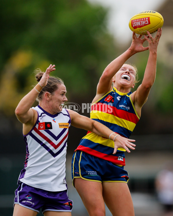 AFLW 2024 First Semi Final - Adelaide v Fremantle - A-55701721